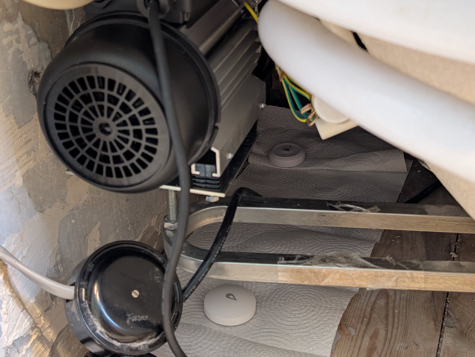 Two leak sensors placed on kitchen tissue under the whirlpool bath pump and nearby connection